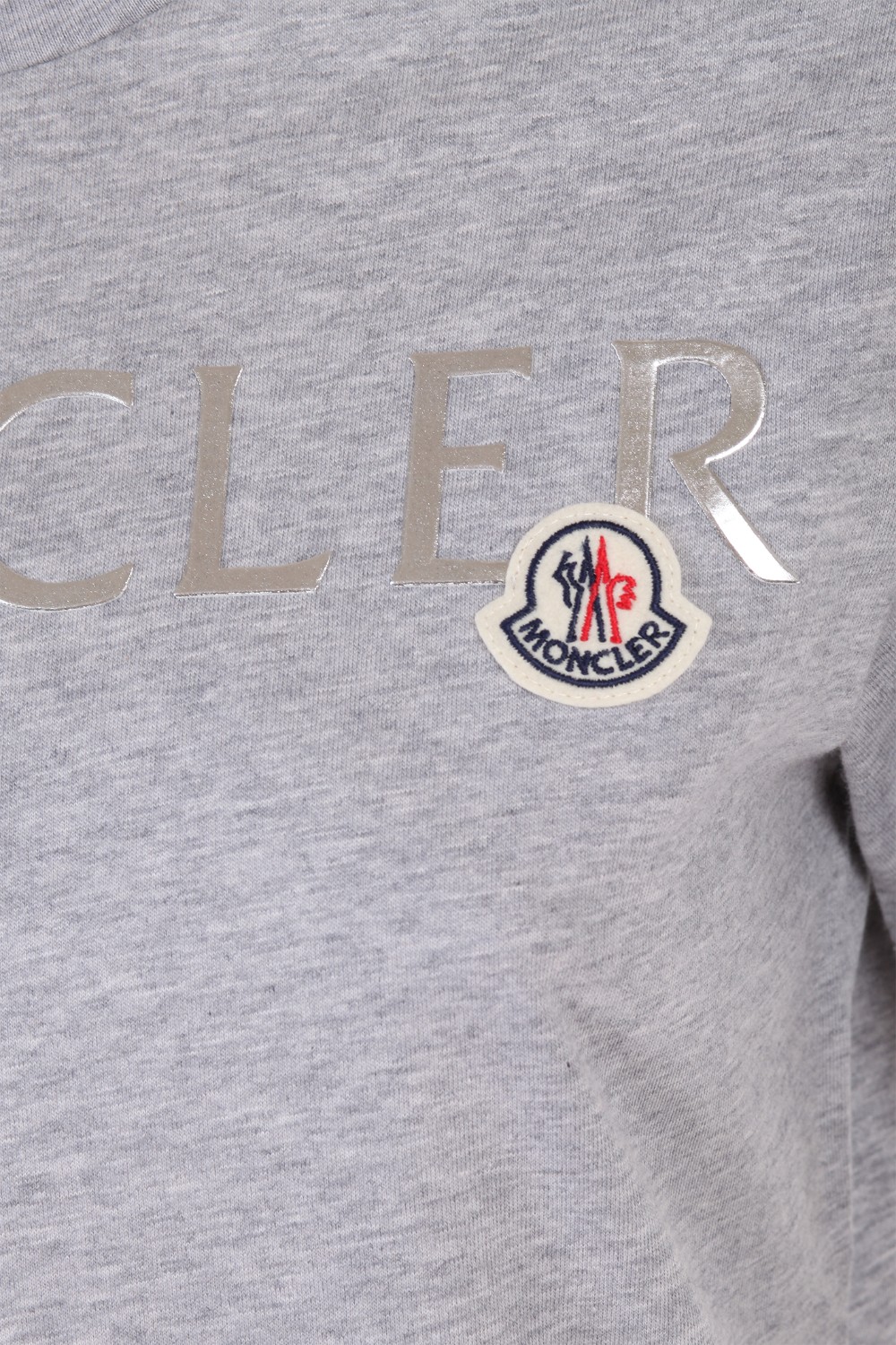 shop MONCLER Saldi T-shirt: Moncler t-shirt grigia.
Girocollo mezza manica.
Logo piccolo Moncler e scritta in argento.
Vestibilità slim. 8C715 10 V8094-910 number 2550748
